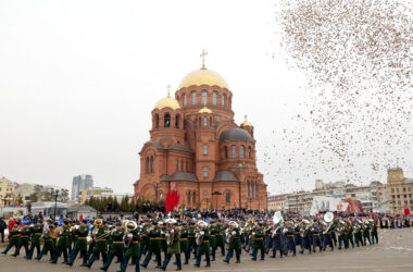 Парад в честь Сталинградской Победы прошел в Волгограде