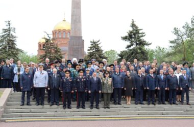 Митрополит Феодор принял участие в возложении цветов к вечному огню