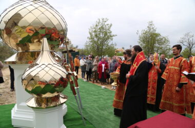 Митрополит Феодор освятил купола храма святой равноапостольной княгини Ольги