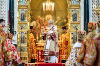 В Неделю жен-мироносиц Предстоятель Русской Церкви совершил Литургию в Храме Христа Спасителя