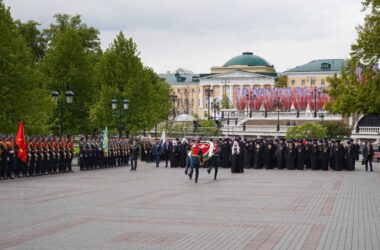 В канун Дня Победы Святейший Патриарх Кирилл возложил венок к могиле Неизвестного солдата у Кремлевской стены