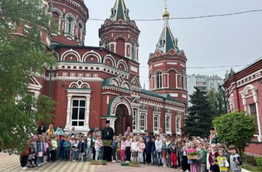 Дети подарили Казанскому храму цветочную рассаду, которую вырастили сами