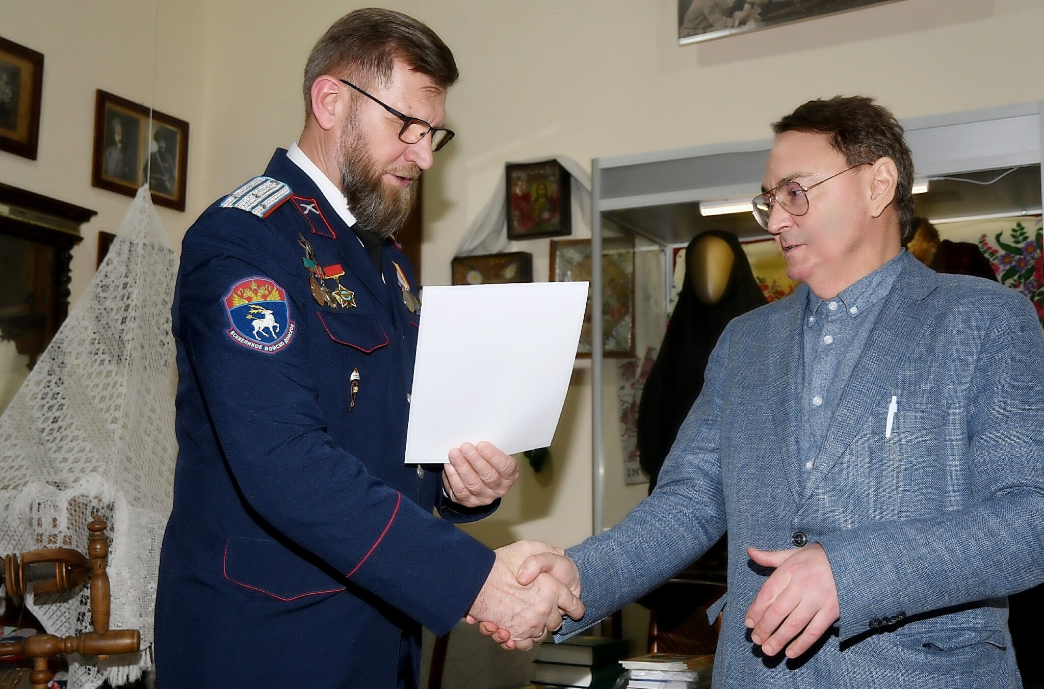 С. Иванову диплом лауреата вручает Шлыков