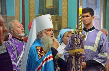 В праздник Воздвижения Честного и Животворящего Креста Господня митрополит Волгоградский и Камышинский Герман совершил Божественную литургию в Казанском соборе