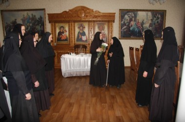 Сестры Усть-Медведицкого монастыря поздравили с годовщиной победы в Сталинградской битве монахиню-ветерана