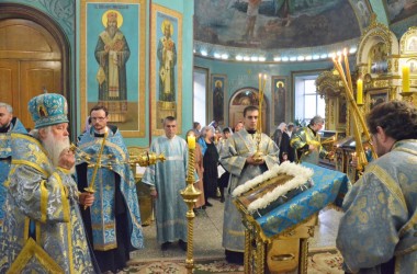 В канун праздника Похвалы Божией Матери митрополит Волгоградский и Камышинский Герман совершил утреню с чтением Акафиста Пресвятой Богородице