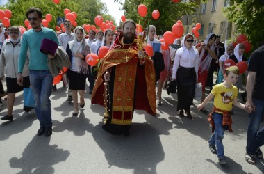 Семейный пасхальный крестный ход состоялся в Волгограде 8 мая