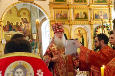 Божественная литургия в день празднования святителю Николаю
