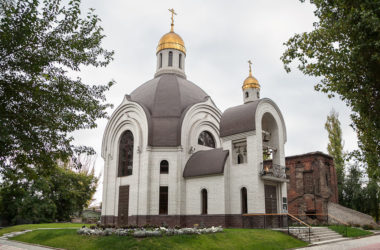 Богослужения в храме Георгия Победоносца продолжаются в соответствии с расписанием