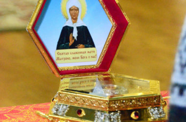 В Казанском соборе находится частица мощей святой блаженной Матроны Московской
