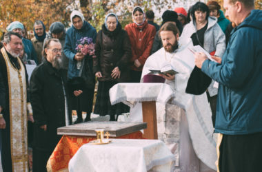 Состоялось освящение закладного камня кладбищенского храма в благочинии Тракторозаводского округа