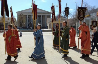 Казаки приняли участие в пасхальном крестном ходе в Тракторозаводском районе города