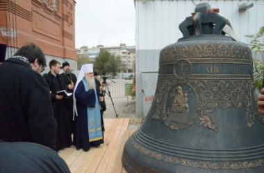 На звонницу строящегося Александро-Невского собора подняты колокола