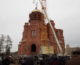 На купол колокольни собора Александра Невского воздвигли крест