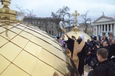 Освящены малые купола собора Александра Невского