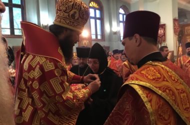 Клирики Волгоградской епархии на Пасхальном богослужении были удостоены церковных наград