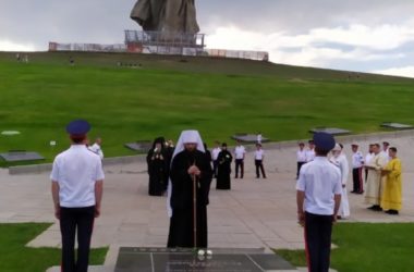 Митрополит Феодор и гости торжеств в честь священномученика Николая Попова возложили цветы на Мамаевом кургане