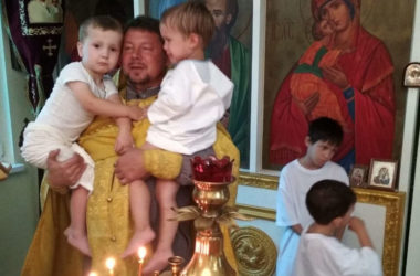 Малышей из многодетных семей окрестили в праздник Крещения Руси