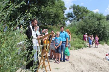 Молодые жители Урюпинского района приняли крещение в водах Хопра