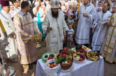 В день Преображения Господня  Владыка Феодор освятил плоды