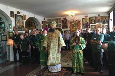 В храме Серафима Саровского в девятой колонии Волгограда впервые прошла архиерейская служба