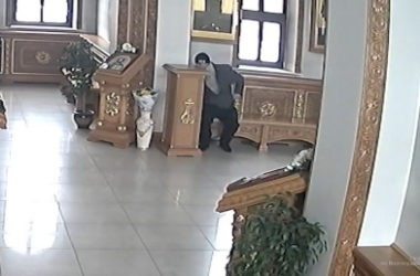 Волжские полицейские задержали человека, совершившего кражу в храме
