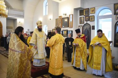 В храме всех Русских Святых состоялась архиерейская служба