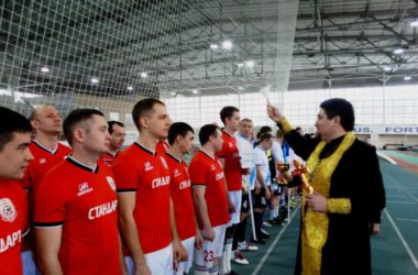 Руководитель соцотдела Волгоградской епархии благословил участников турнира по мини-футболу