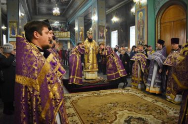 В неделю Торжества Православия митрополит Феодор совершил Божественную литургию в Казанском кафедральном соборе