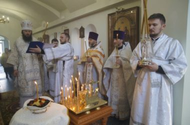 В храме преподобных Сергия и Германа Валаамских прошла архиерейская служба