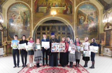 В Никольском соборе Камышинского благочиния поздравили участников городского творческого конкурса