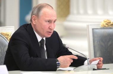 Владимир Путин внес  поправку в Конституцию о Боге