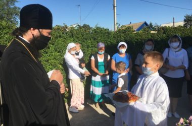 Видео: Архиерейская служба в поселке Новый Рогачик