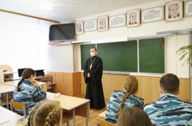 Священнослужители Камышинского благочиния проводят просветительские встречи со школьниками