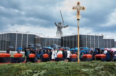 Видео: Захоронение останков участников Сталинградской битвы на Мамаевом кургане