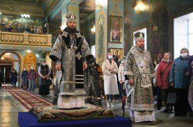 Митрополит Феодор и архиепископ Юстиниан совершили Литургию в Казанском соборе