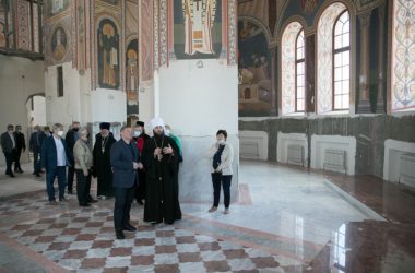 Митрополит Феодор и губернатор Андрей Бочаров проинспектировали ход работ в соборе Александра Невского