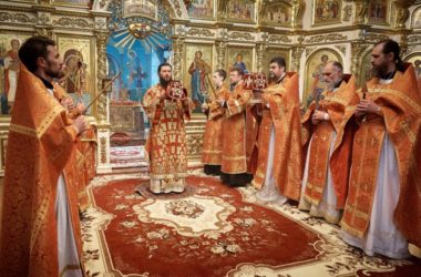 Митрополит Феодор совершил Пасхальное богослужение в Казанском соборе