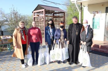 Волгоградские священники и волонтеры поздравили с праздником Пасхи подопечных