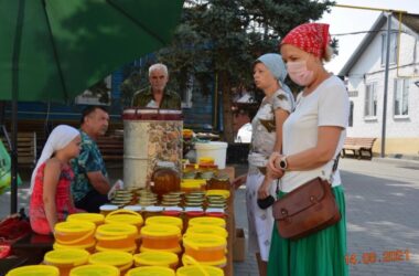 В Никольском соборе прошла медовая ярмарка