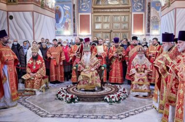 Праздничную Литургию в кафедральном Александро-Невском соборе совершил митрополит Герман