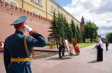 Предстоятель Русской Церкви возложил венок к могиле Неизвестного солдата у Кремлевской стены