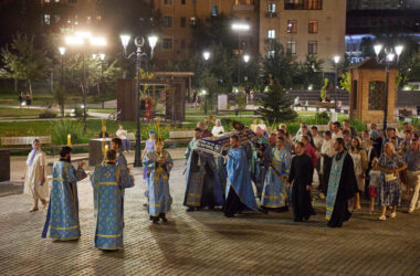 Митрополит Феодор совершил чин Погребения Пресвятой Богородицы в Александро-Невском соборе