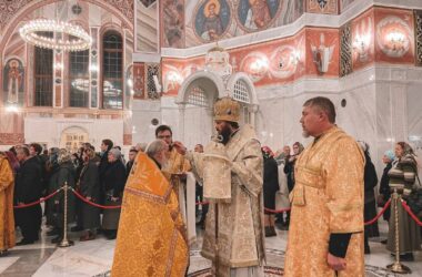 Митрополит Феодор совершил всенощное бдение в Александро-Невском соборе