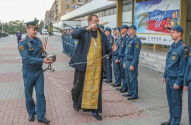 Священник благословил Волгоградских спасателей на несение службы