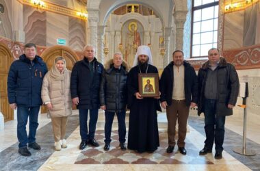 Представители Законодательного собрания передали в дар кафедральному собору икону из Александро-Невской Лавры