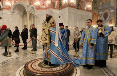 Радуйся, Благодатная Богородице Дево, из Тебе бо возсия Солнце правды, Христос Бог наш