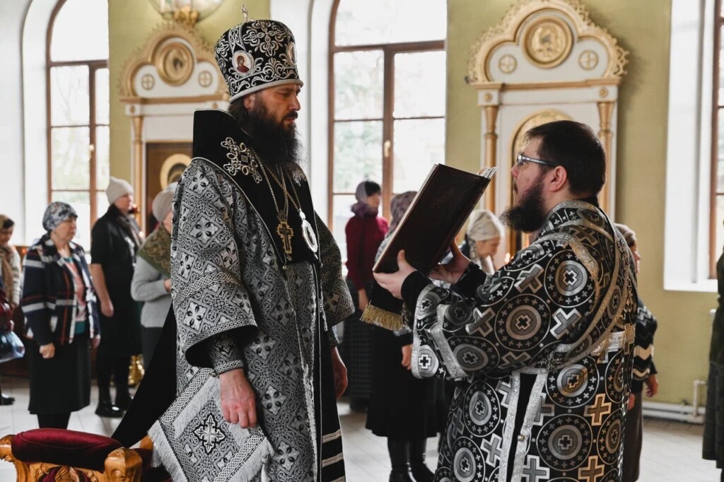 Первый старший священник 5. Священники в Никольском храме Новочебоксарска. Иереи по Никольску. Духовенство Никольского храма на Долгоруковской в Москве.