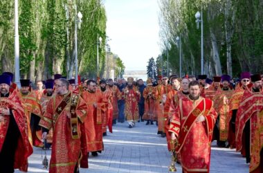 Видео: Общегородской Пасхальный Крестный ход прошел в Волгоградской епархии