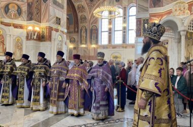 Митрополит Феодор в Великий Четверг совершил Литургию и чин умовения ног в Александро-Невском соборе